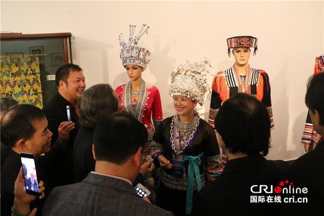 中越民族文化交流活動(dòng)藝術(shù)作品展在河內(nèi)開(kāi)幕